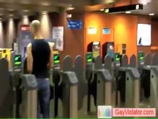 Ragazzo prende sbattuto in subway da gayviolator