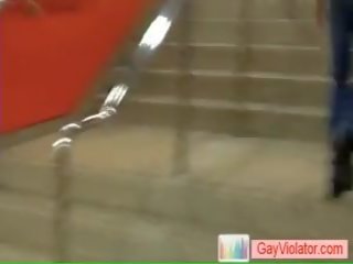 आदमी प्राप्त करता है ड्रिल्ड में metro द्वारा gayviolator