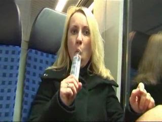 Vokiškas kūrva masturbuoja ir pakliuvom apie a traukinys
