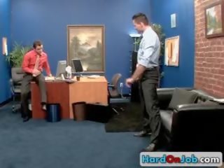 Twee verbazingwekkend jongens hebben seks in kantoor drie door hardonjob