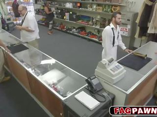 Fat klappen een lul achter counter in een winkel