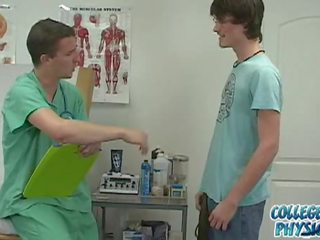 Högskolan kille visits campus doktorn för en tentamen.