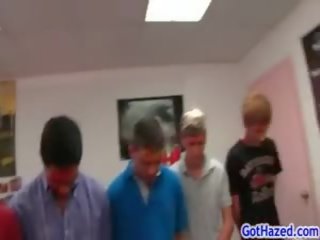 Grupo de muchachos acquire homosexual novatada 3 por gothazed