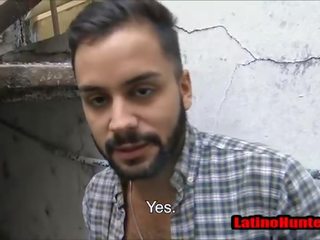 Bearded heteroseksueel latino zoals ongesneden penis